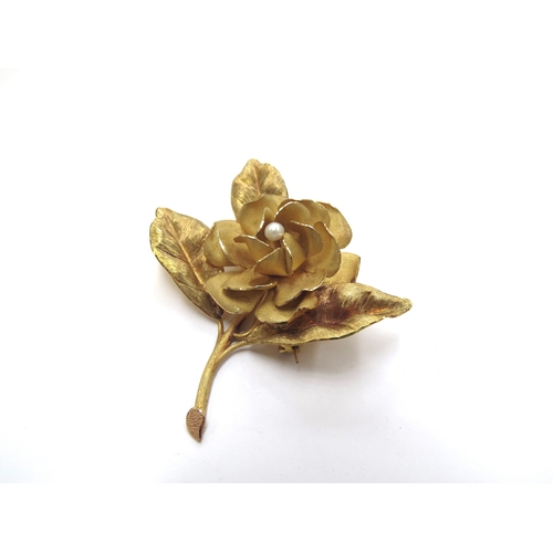 6177 - A gold brooch as a single rose bloom set with a single pearl to centre, stamped 18k, 19.4g