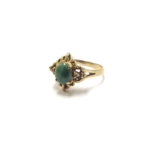 6254 - A gold ring with green jade cabochon, stamped 18k. Size K, 2g