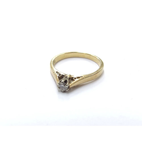 6237 - An 18ct gold diamond solitaire ring. Size J, 2.1g