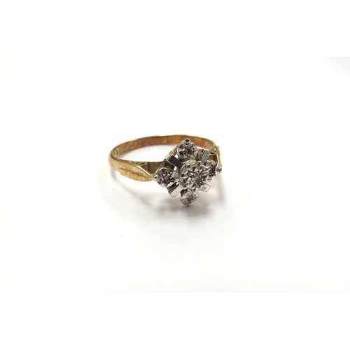 6389 - An 18ct gold diamond cluster ring. size K, 2.4g