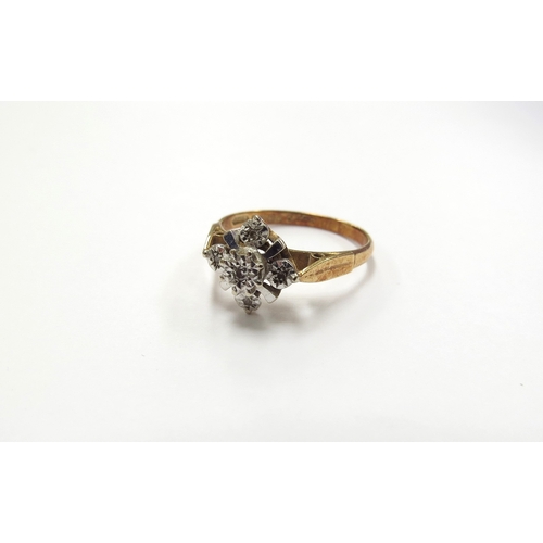 6389 - An 18ct gold diamond cluster ring. size K, 2.4g