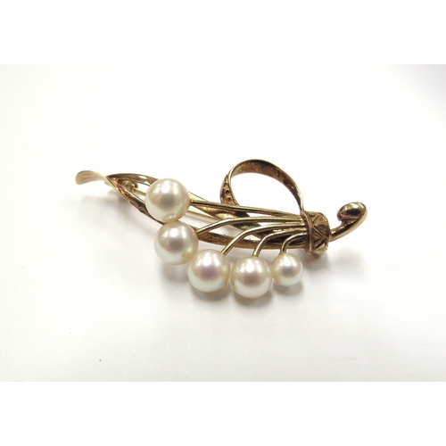 6372 - A Mikimoto gold brooch of leaf form with five pearls, stamped 14k, 4.5g