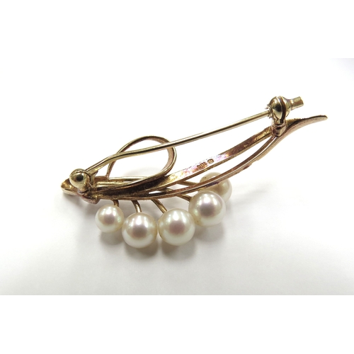 6372 - A Mikimoto gold brooch of leaf form with five pearls, stamped 14k, 4.5g