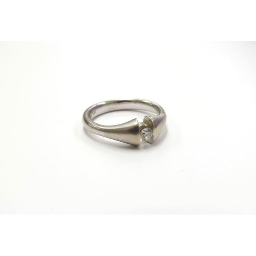 6387 - A white gold ring set with a single diamond, stamped 585. Size O, 5.6g