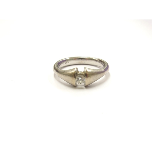 6387 - A white gold ring set with a single diamond, stamped 585. Size O, 5.6g