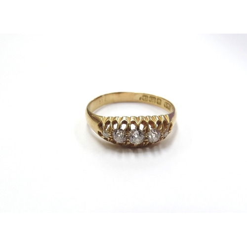 6018 - An 18ct gold five stone graduated diamond ring. Size R, 3g