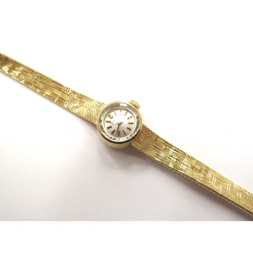 6360 - A lady's Seiko 18ct gold wristwatch with 18ct gold bracelet strap, 23g