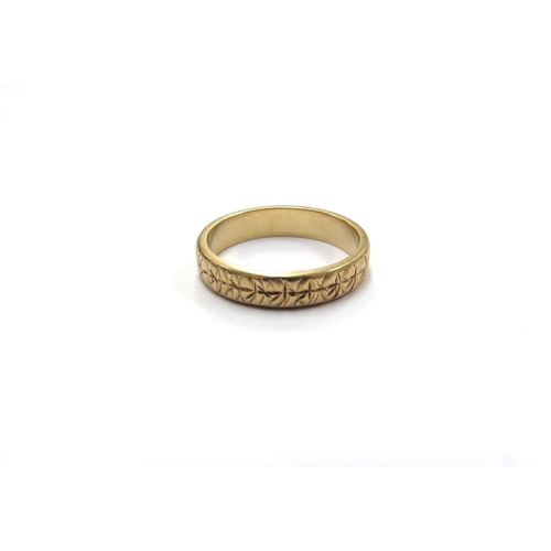 6089 - An 18ct gold engraved band. Size K, 3.6g