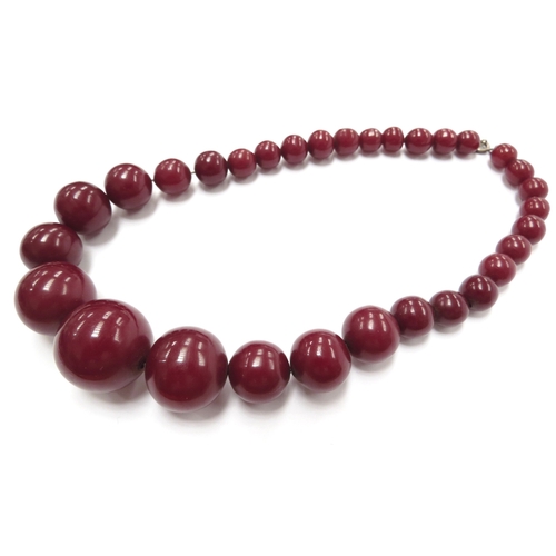 6080 - A cherry amber/Bakelite bead necklace, 41cm long