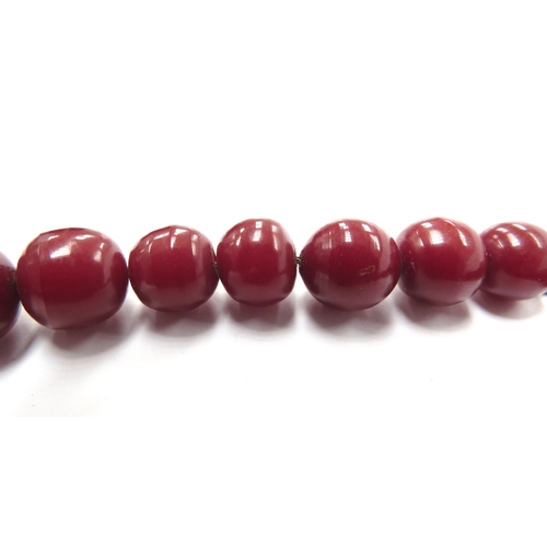 6080 - A cherry amber/Bakelite bead necklace, 41cm long