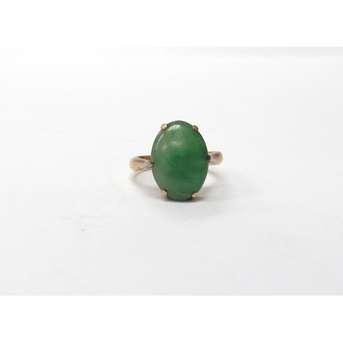 6073 - A gold ring with oval jade cabochon. Size G, 3.2g