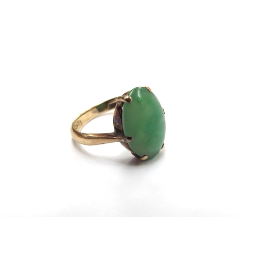 6073 - A gold ring with oval jade cabochon. Size G, 3.2g