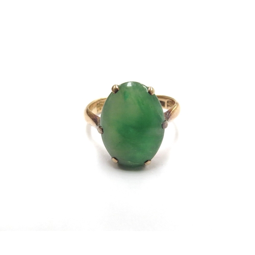 6073 - A gold ring with oval jade cabochon. Size G, 3.2g