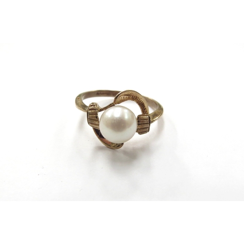 6195 - A 9ct gold ring set with a single pearl. Size N, 2.6g