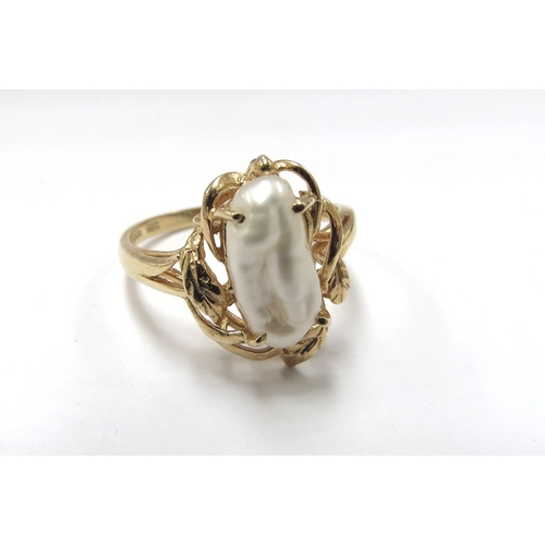 6169 - A gold ring with a single freshwater pearl in an organic leaf mount, stamped 14k. Size M, 2.4g