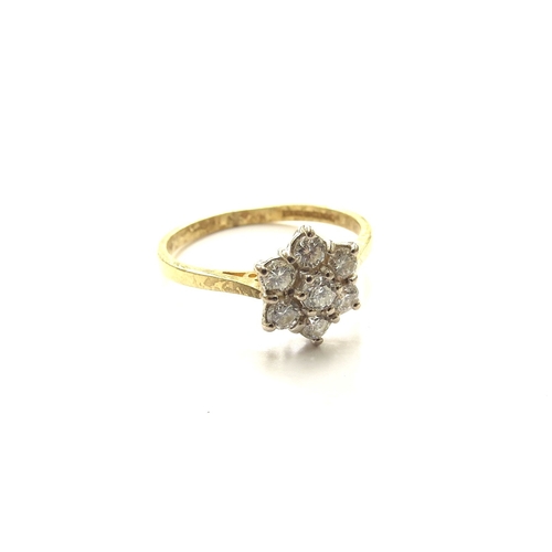 6261 - An 18ct gold diamond daisy ring. Size P/Q, 3.1g