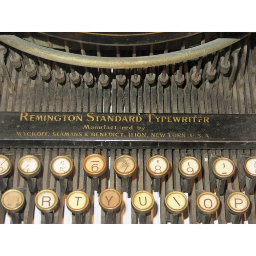 1020 - A Remington Standard typewriter No. 7. 40x40x26.5cm