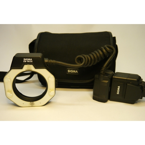 1465 - A Sigma Em-140 DF Marco Flash in Original case and various adapters