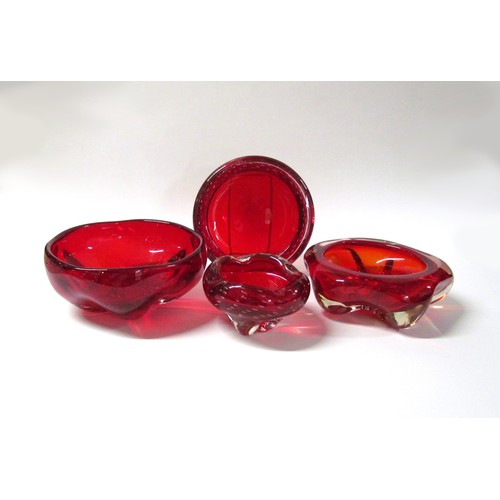 1551 - Four Whitefriars bowls in ruby colourway, lobed examples and controlled bubbles.  Largest diameter 2... 