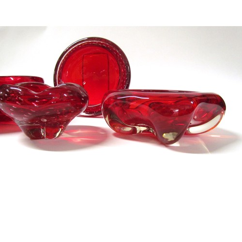 1551 - Four Whitefriars bowls in ruby colourway, lobed examples and controlled bubbles.  Largest diameter 2... 