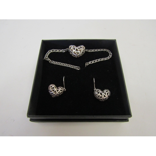 1471 - A silver heart shaped pendant necklace and matching earrings