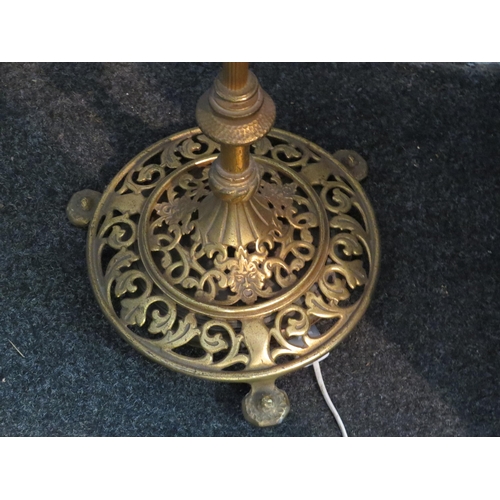 1115 - A brass effect standard lamp in an earlier style, cream shade