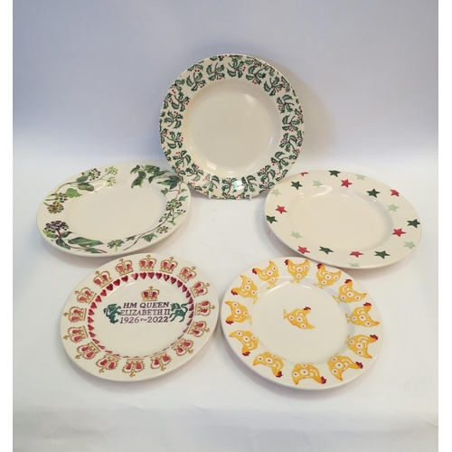 1343 - Five various Emma Bridgewater plates, hand-painted holly and berry design, flowers, stars, chicken a... 