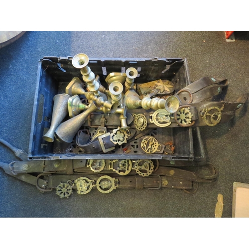 1370 - A box of miscellaneous brass to include candlesticks, horse brasses, vases etc