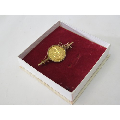 1052 - A 1913 gold sovereign in loose 9ct gold brooch mount, 11.9g total