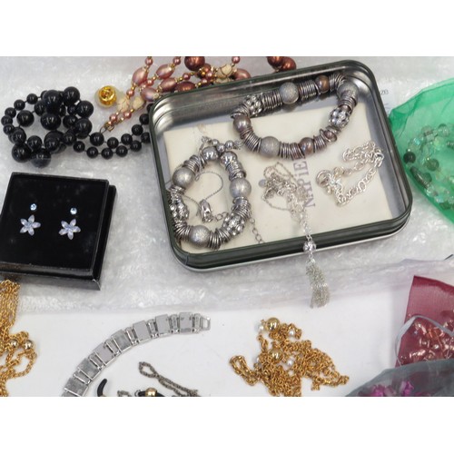 1039 - A small quantity of costume jewellery including beaded necklaces, bracelet etc.