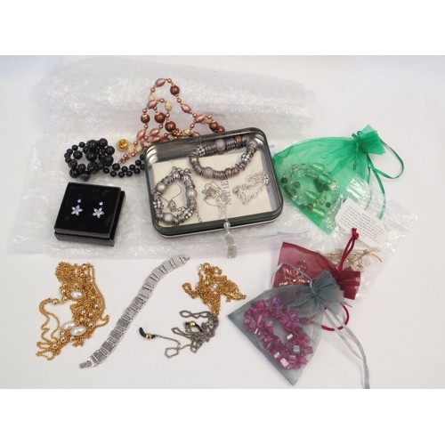 1039 - A small quantity of costume jewellery including beaded necklaces, bracelet etc.