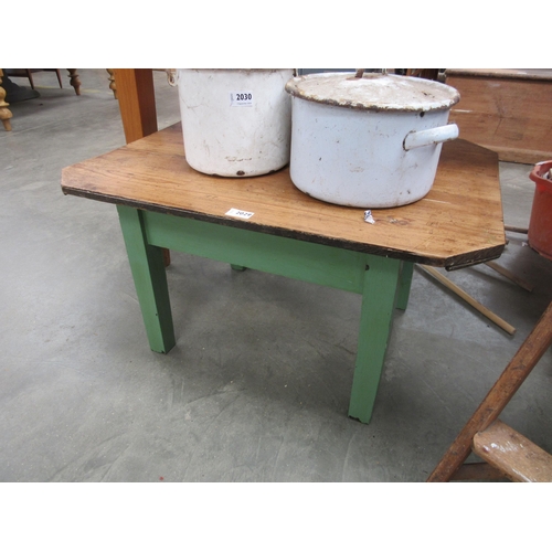 2029 - An Edwardian pine top coffee table on green painted legs