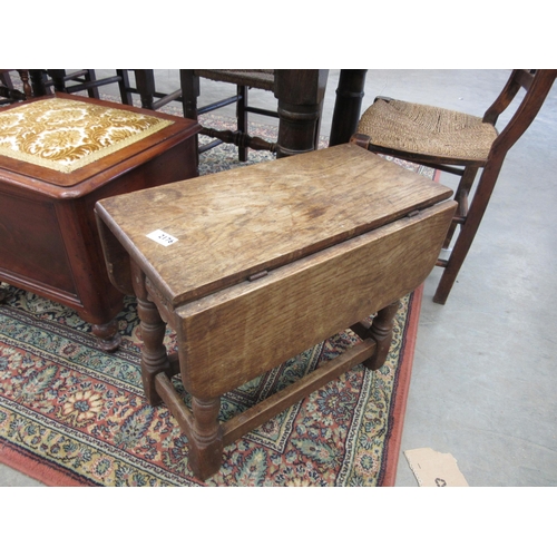 2176 - An oak small drop leaf table