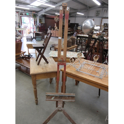 2211 - An artist easel