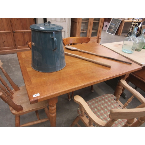 2252 - A modern light oak kitchen table with turned supports and two chairs