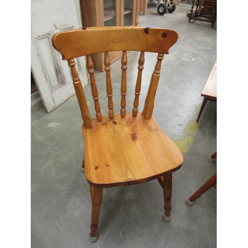 2252 - A modern light oak kitchen table with turned supports and two chairs