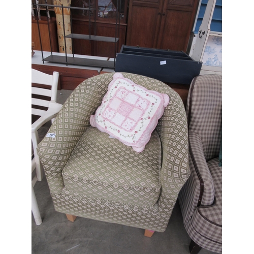 2291 - A green and cream upholstered tub chair with diamond pattern