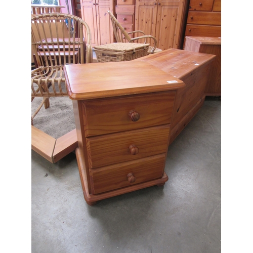 2352 - A pair of modern pine bedside chests of three drawers