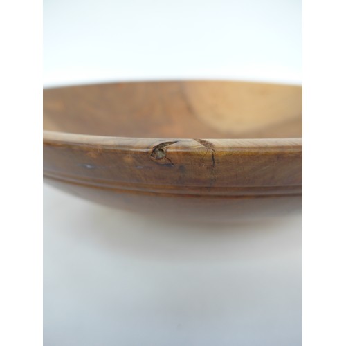 7119 - RICHARD CHAPMAN (b.1951) A turned Walnut pedestal bowl. Signed to base. 36.5cm diameter, 9.5cm high.... 