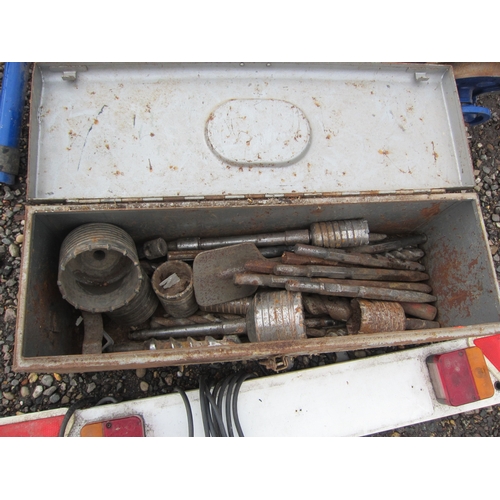 3517 - A box of hole cutters and breaker bits