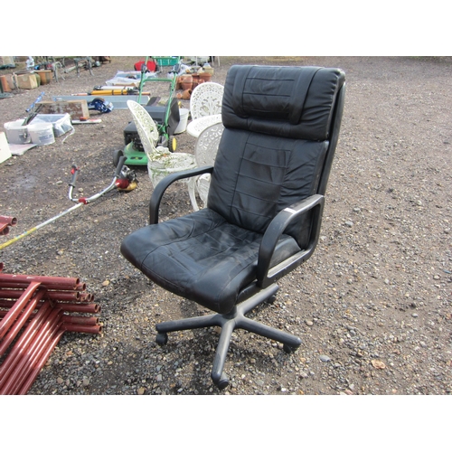 3556 - A leatherette office swivel chair