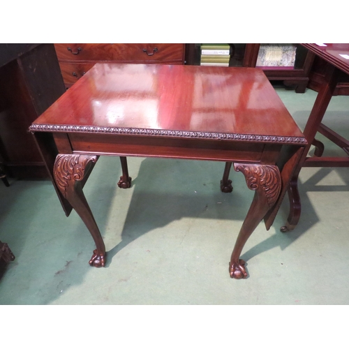 4072 - A Georgian mahogany drop-flap occasional/lamp table with carved edge top over acanthus leaf carved c... 