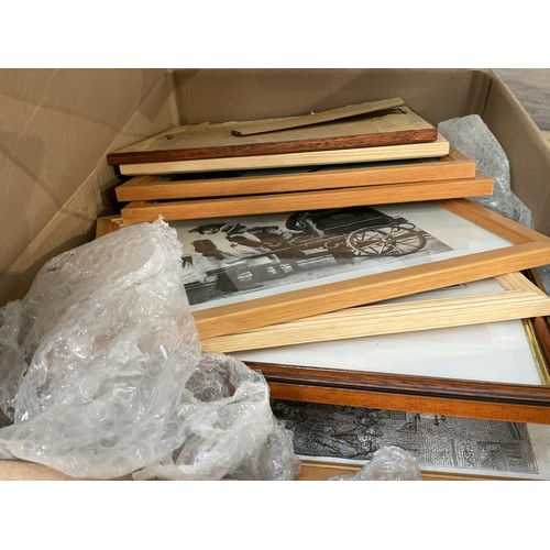 9019 - Two boxes of various prints relating to barrel pianos and organ grinders etc.

Colin Williams Collec... 