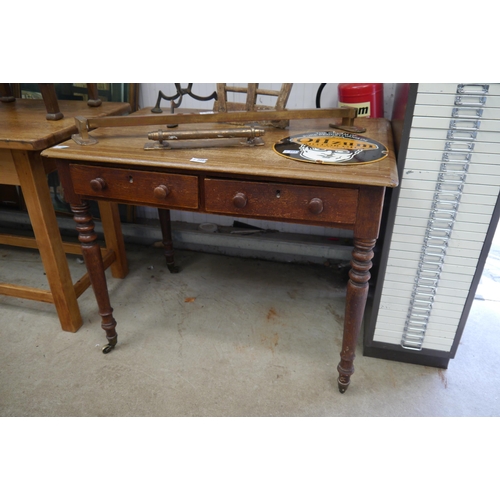 2089 - A Victorian oak two drawer kitchen table