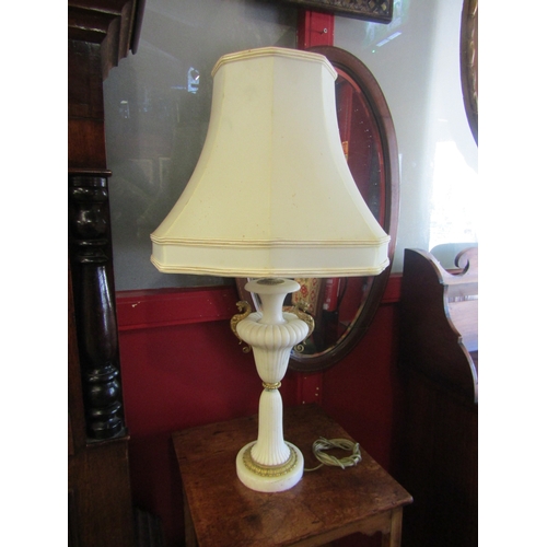 4019 - A decorative gilt and marble table lamp with pleated shade (no plug)