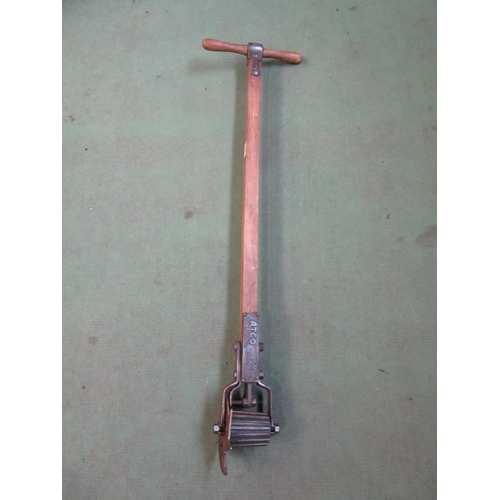 8022 - A 'T' handle ATCO lawn edger