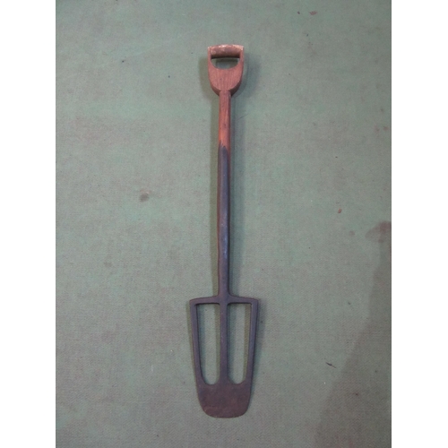 8024 - A 'D' handle clay spade