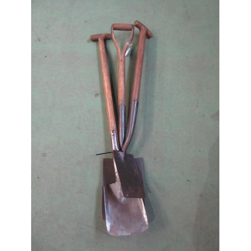 8028 - An English Tools border spade, an Elwell garden digging spade and a W.A. Lyndon shovel