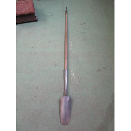 8033 - A long handle rabbiting spade with hook