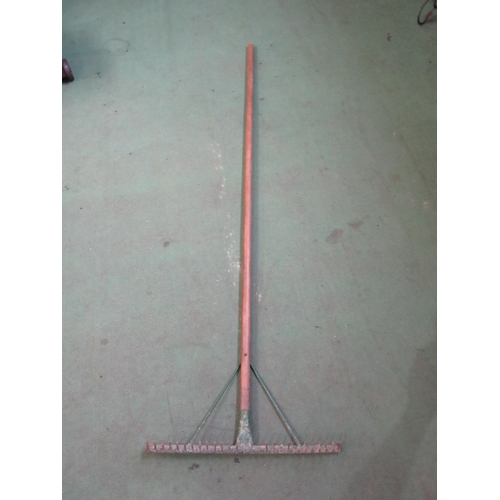 8035 - A long handle rake